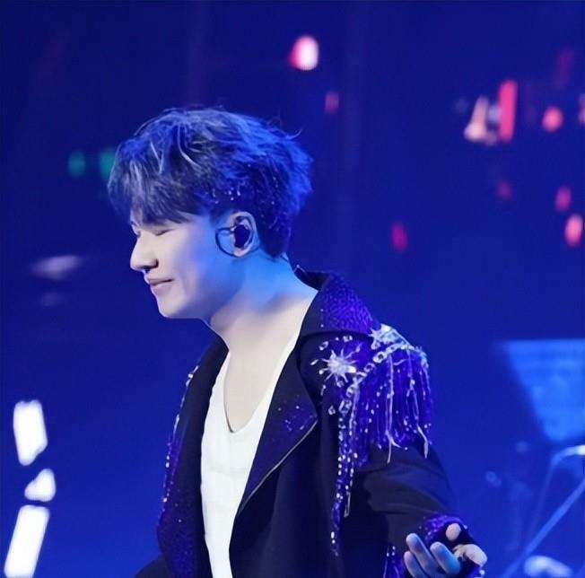 都不演了！刚复出就举办演唱会，票价卖到1280，到底谁给的信心？