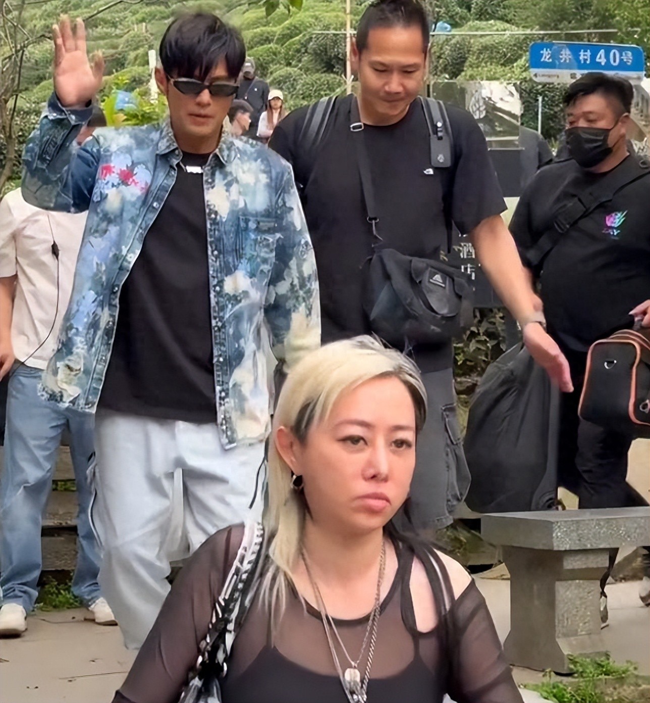 47岁周杰伦在西湖龙井村被偶遇，他戴着墨镜，打扮潮流，好年轻