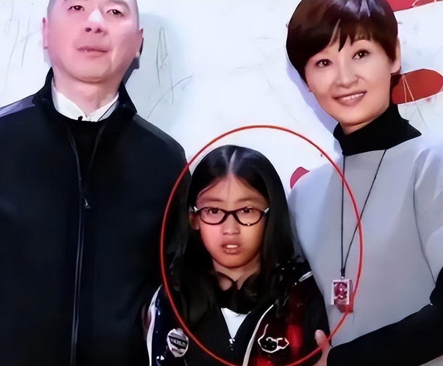 与徐帆离婚传闻仅7月,冯小刚贴脸养女徐朵,荒唐的事还是发生了