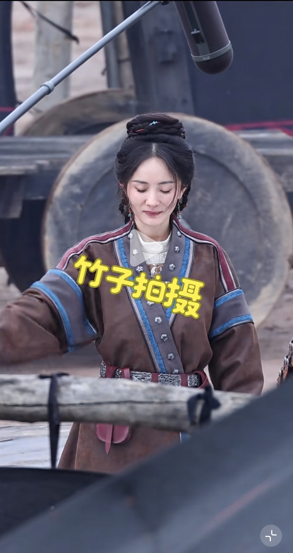 这是又抽象上了？杨幂片场拍戏路透，小表情好多太可爱太迷人了
