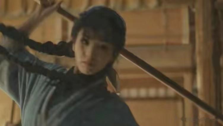 花拳绣腿别来古装演打戏!田曦薇和白鹿演女将军,没对比就没伤害