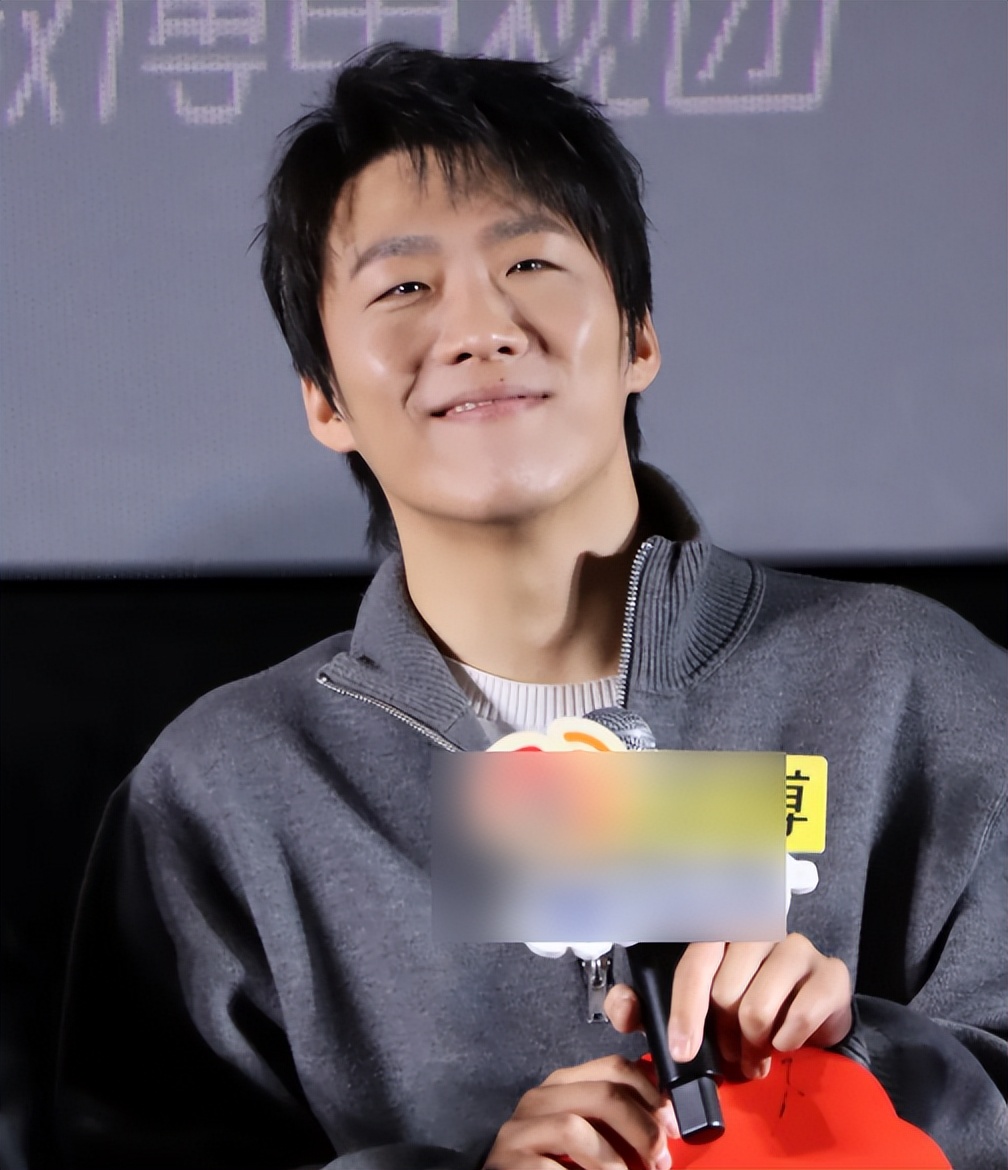 看41岁叶祖新和31岁彭昱畅的同框近照，才知油腻和清爽的区别在哪