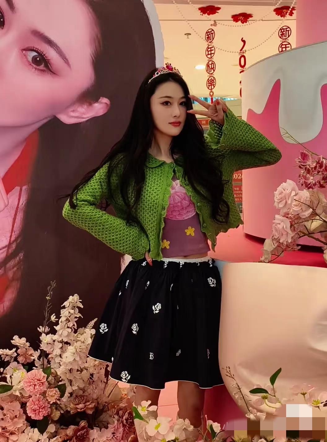 张馨予和粉丝庆祝39岁生日，头戴皇冠打扮靓丽少女感十足，好美