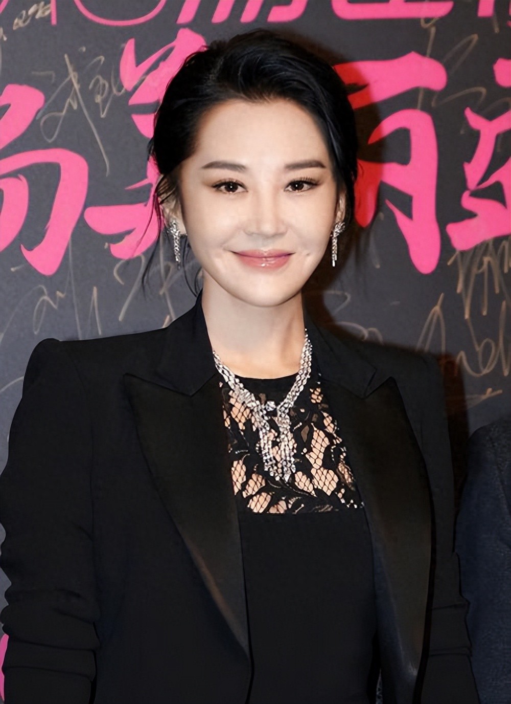 身价超百亿,坐拥北京一条街,有私人飞机,京圈顶级富婆有哪些