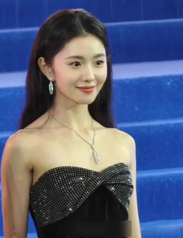北影节红毯见光死：高圆圆脸黄土气、戚薇肿胀、被全裹的马丽惊艳