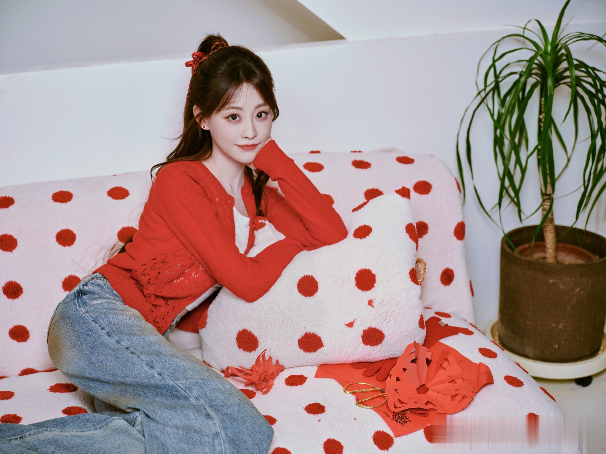 祝绪丹春节造型:甜美灵动的小姐姐!