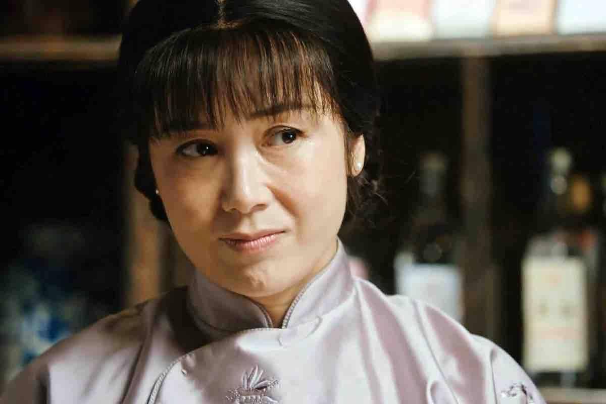 60岁蒋雯丽现状：定居英国，素颜又瘦又老，没想到一代女神也老了