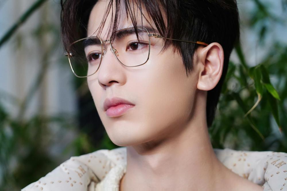 \跳梁小丑\张凌赫跌落神坛,一句话惹众怒处境尴尬,刘亦菲说对了