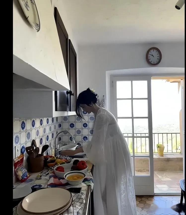 超模何穗下厨做菜，长的好看还这么贤惠，难怪陈伟霆娶她当媳妇