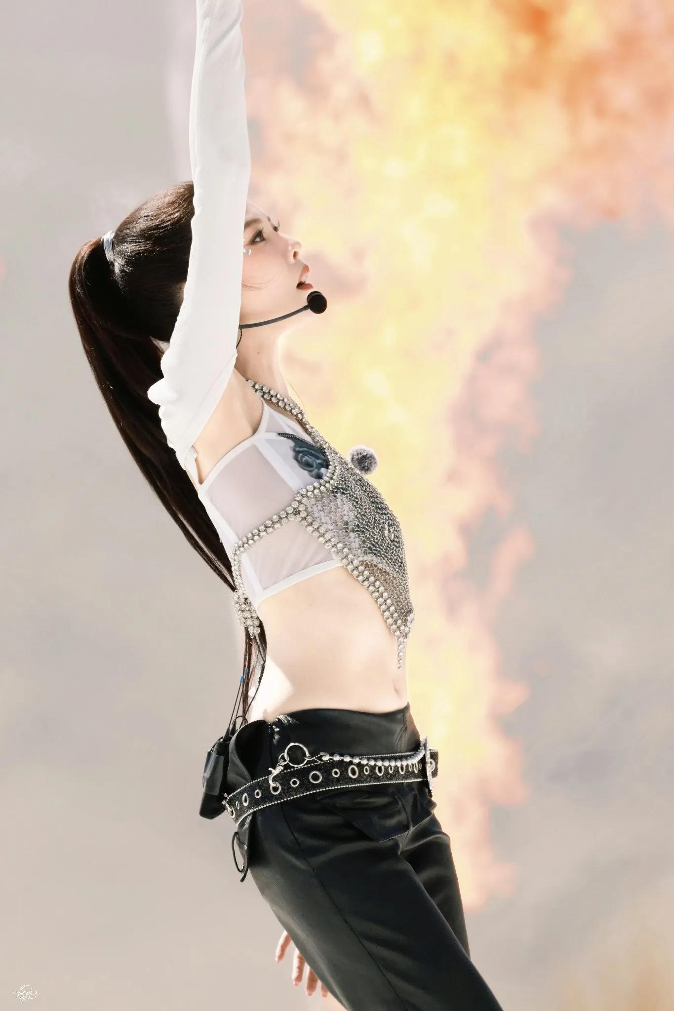 宋妍霏性感露脐装小蛮腰