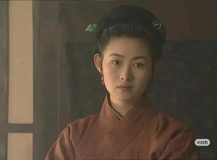 55岁“潘金莲”王思懿近照，虽有皱纹，但美丽依旧，风韵犹存