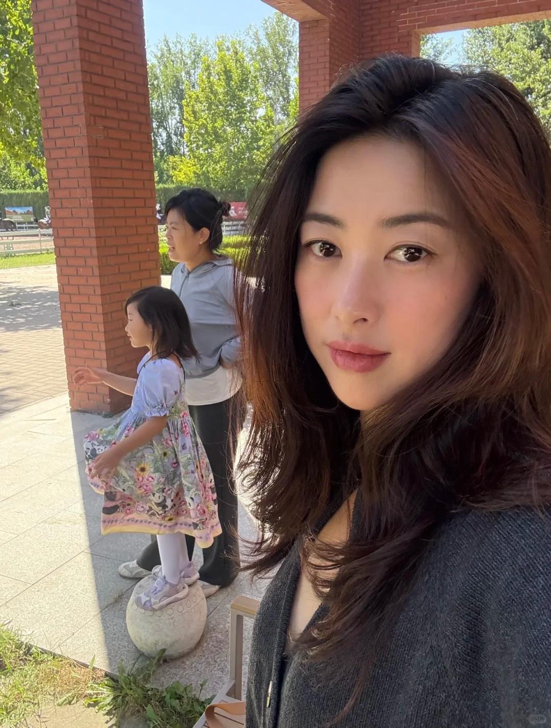 朱珠一家吃路边摊被偶遇！女儿热出一头汗，老公偷拍她满眼都是爱