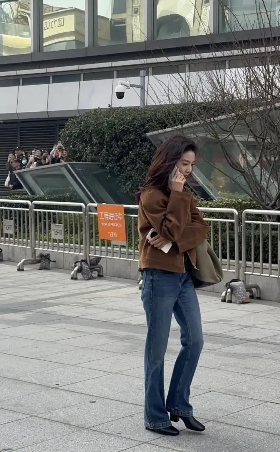 网友上海偶遇章若楠，发型绝美人更美，皮肤发亮