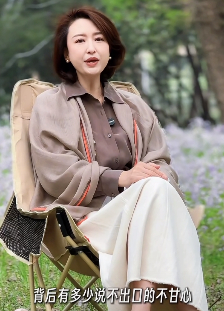 张蕾林间荐书，浅棕衬衫白裙披肩短发温柔知性尽显优雅气质