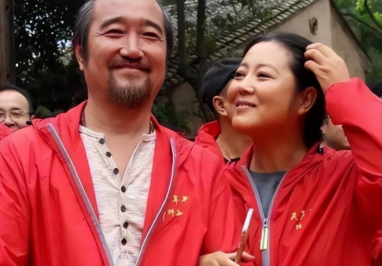 55岁王茜华，最不后悔给小丈夫高龄生子，现状曝光后令人意想不到