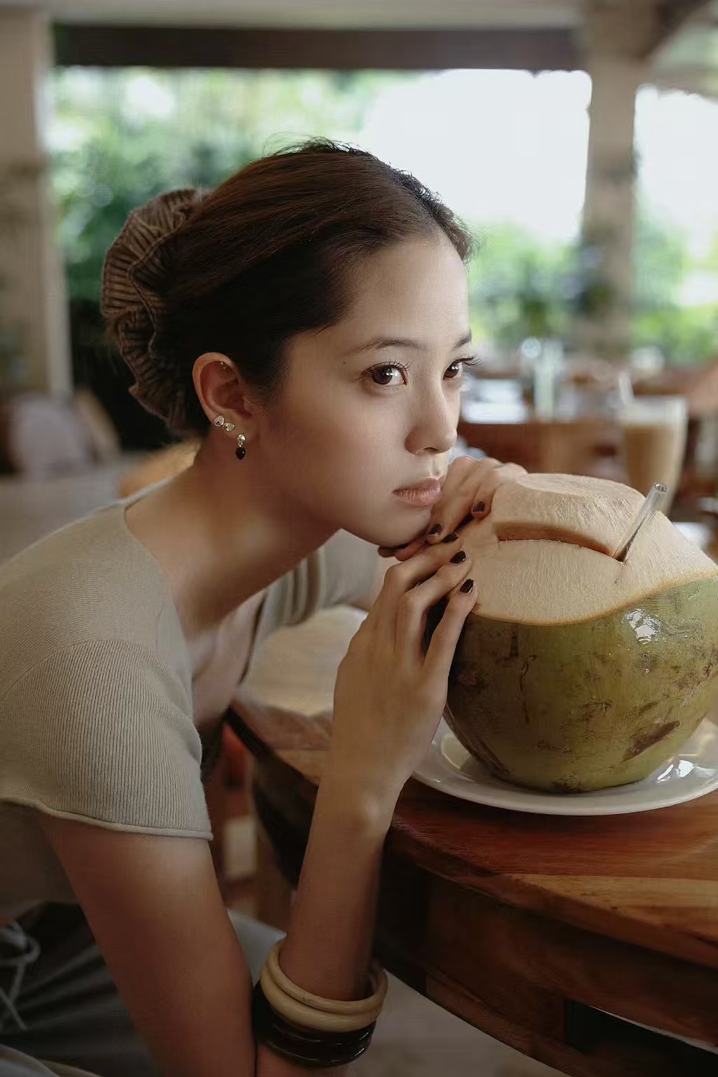 独一份的明媚少女：欧阳娜娜式游客照才是我想要的