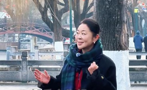 倪萍济南行：64岁重回故乡，国民记忆在街头流转