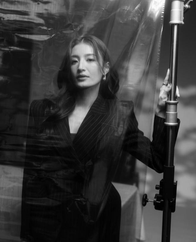 邢慧敏晒出自我最新写真照——御姐风也可以带有甜感