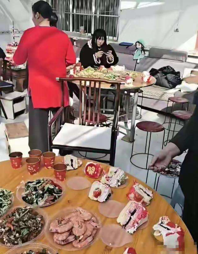 朱雪梅和老公抱侄子商场逛街被偶遇