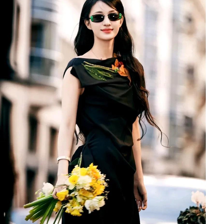 另一套私服更出圈，米白碎花裙叠穿牛仔外套，搭配浅蓝手包和粉色墨镜