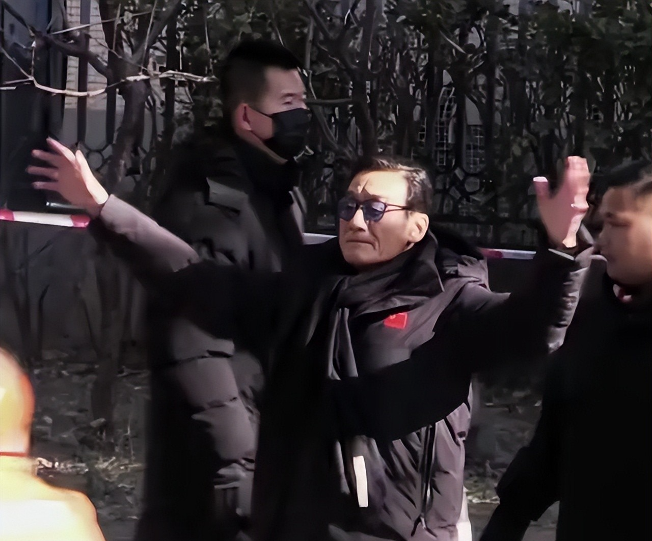 不需要靠演狠角色来证明气场，也不需要说大话博眼球