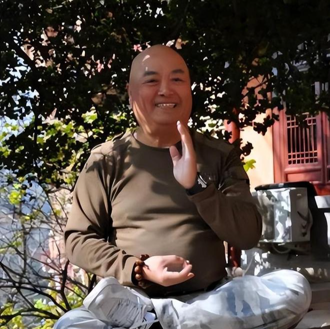 72岁毛永明：移居美国住豪宅，身体发福认不出，妹妹陪他晚年