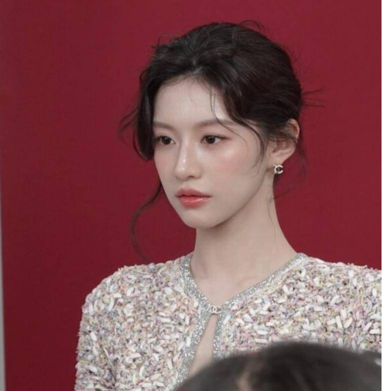 韩国女星光腿走红毯，因怕冷裹一条毯子取暖，被指：没有职业操守