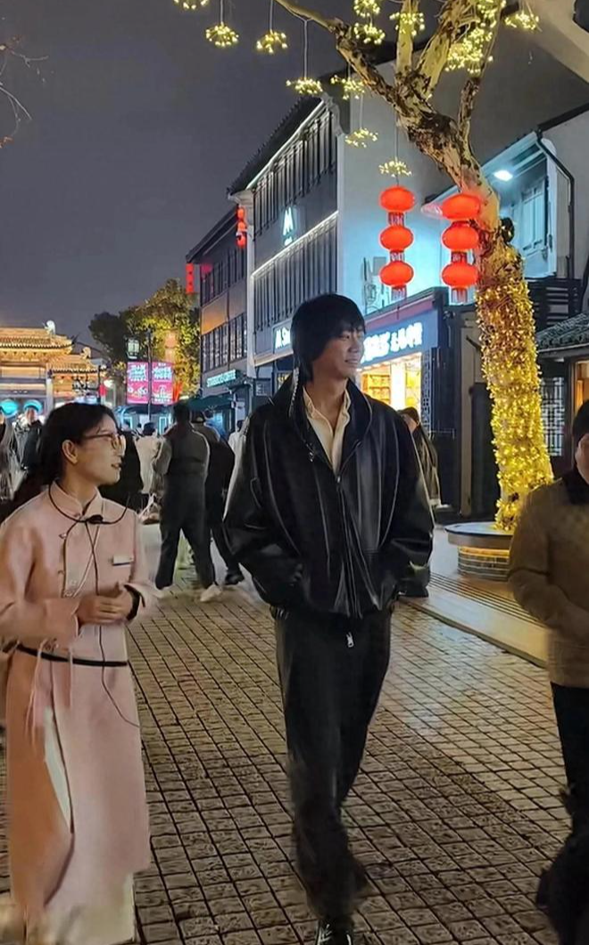 网友无锡偶遇苏见信！白衫西裤超斯文，粉丝求合照秒同意