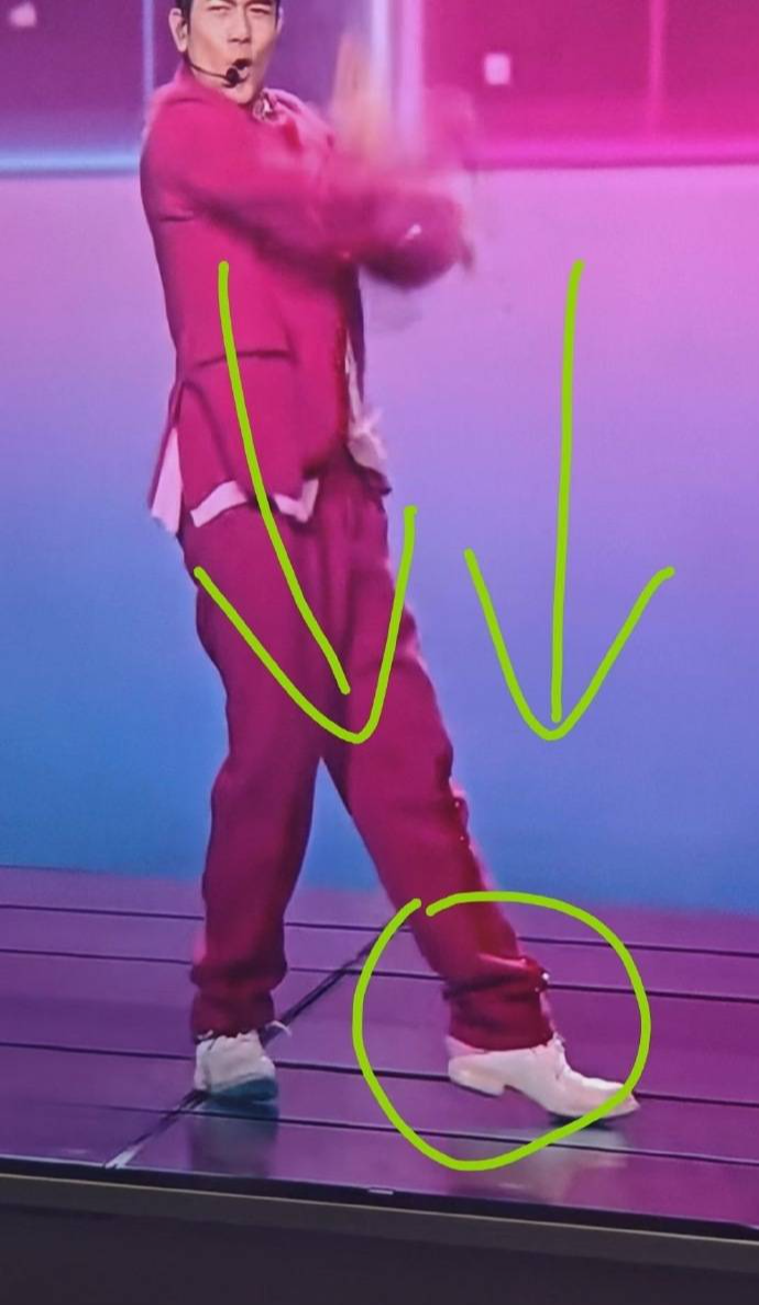 郭富城被曝央视春晚舞台上鞋被踩掉了!