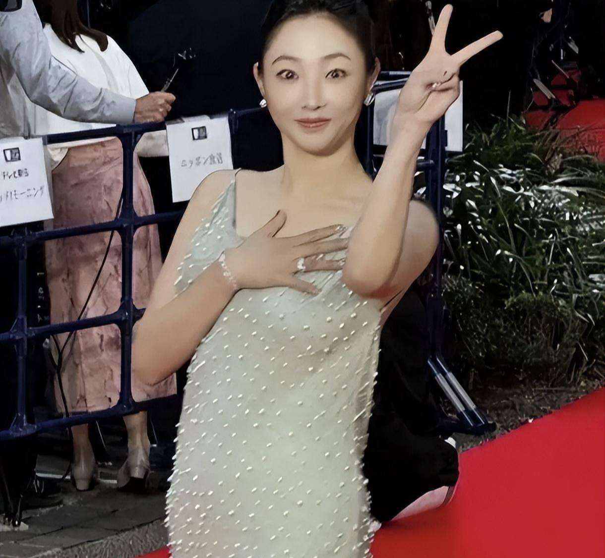 41岁白百何亮相东京，下跨变大脸也胖了