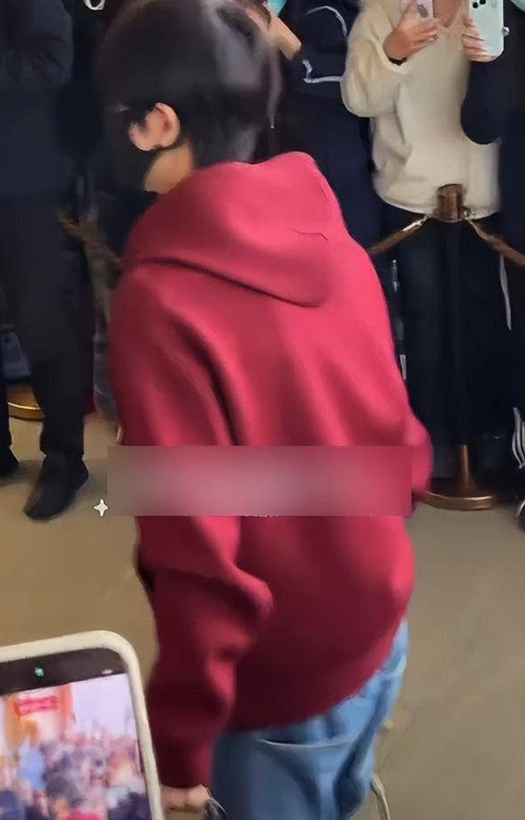逐玉庆功宴这天：田曦薇全程蹦跳超得意，张凌赫驼背裤拖地显邋遢