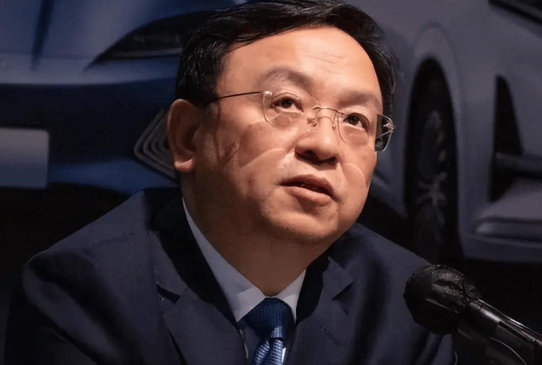 摸着比亚迪过河,吉利这招在2026年还管用不?