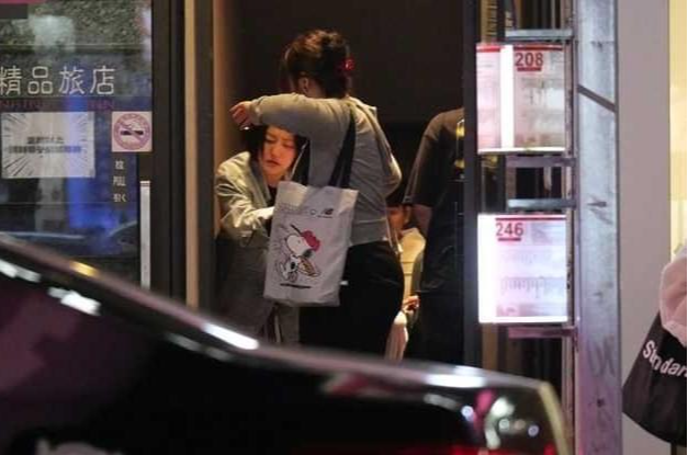 小S情绪溃堤夜赴好友黑人范范家 撕心痛哭崩溃画面曝光