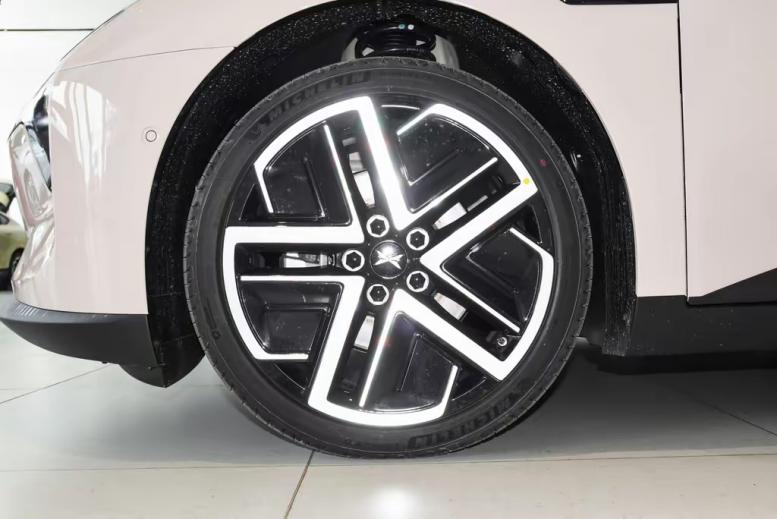 小鹏MONA M03的劲敌?13万就带激光雷达,深蓝L06这车怎样?