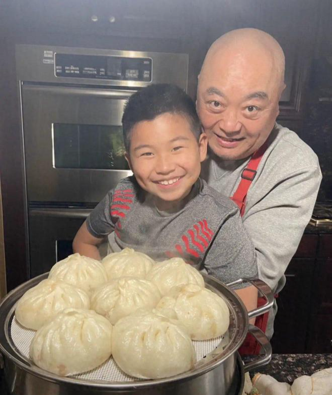 72岁毛永明：移居美国住豪宅，身体发福认不出，妹妹陪他晚年