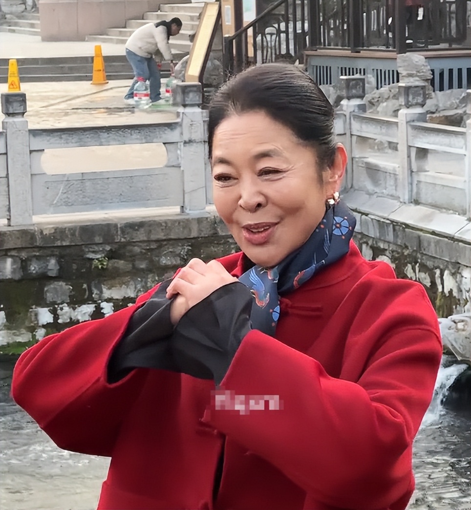 倪萍济南行：64岁重回故乡，国民记忆在街头流转