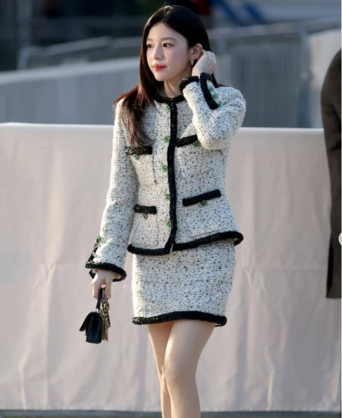 韩国女星光腿走红毯，因怕冷裹一条毯子取暖，被指：没有职业操守