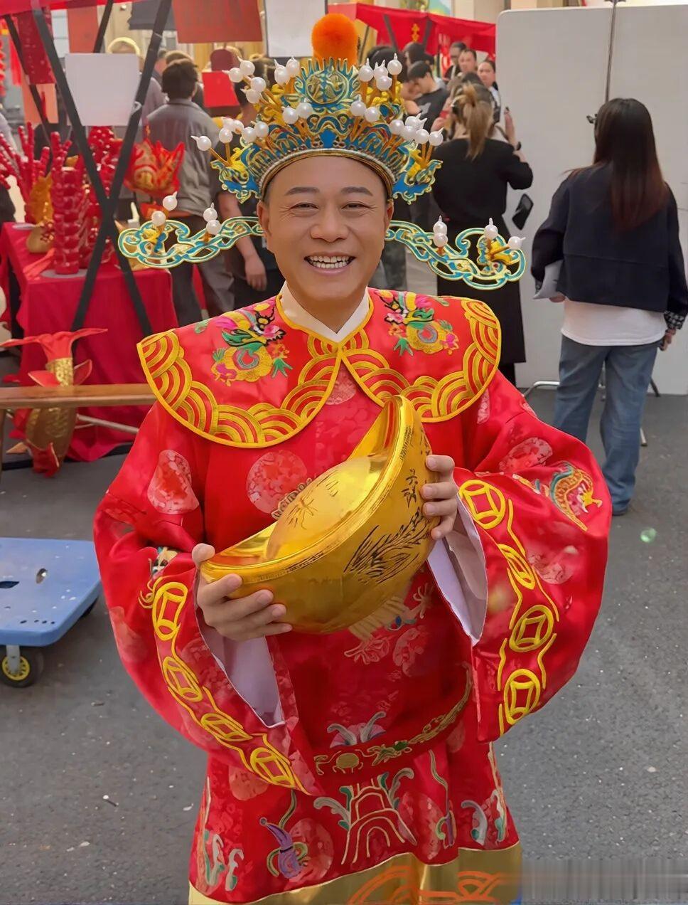 新年扮财神暴瘦吓人引热议！TVB收视福将健康堪忧，曾患肺炎险死