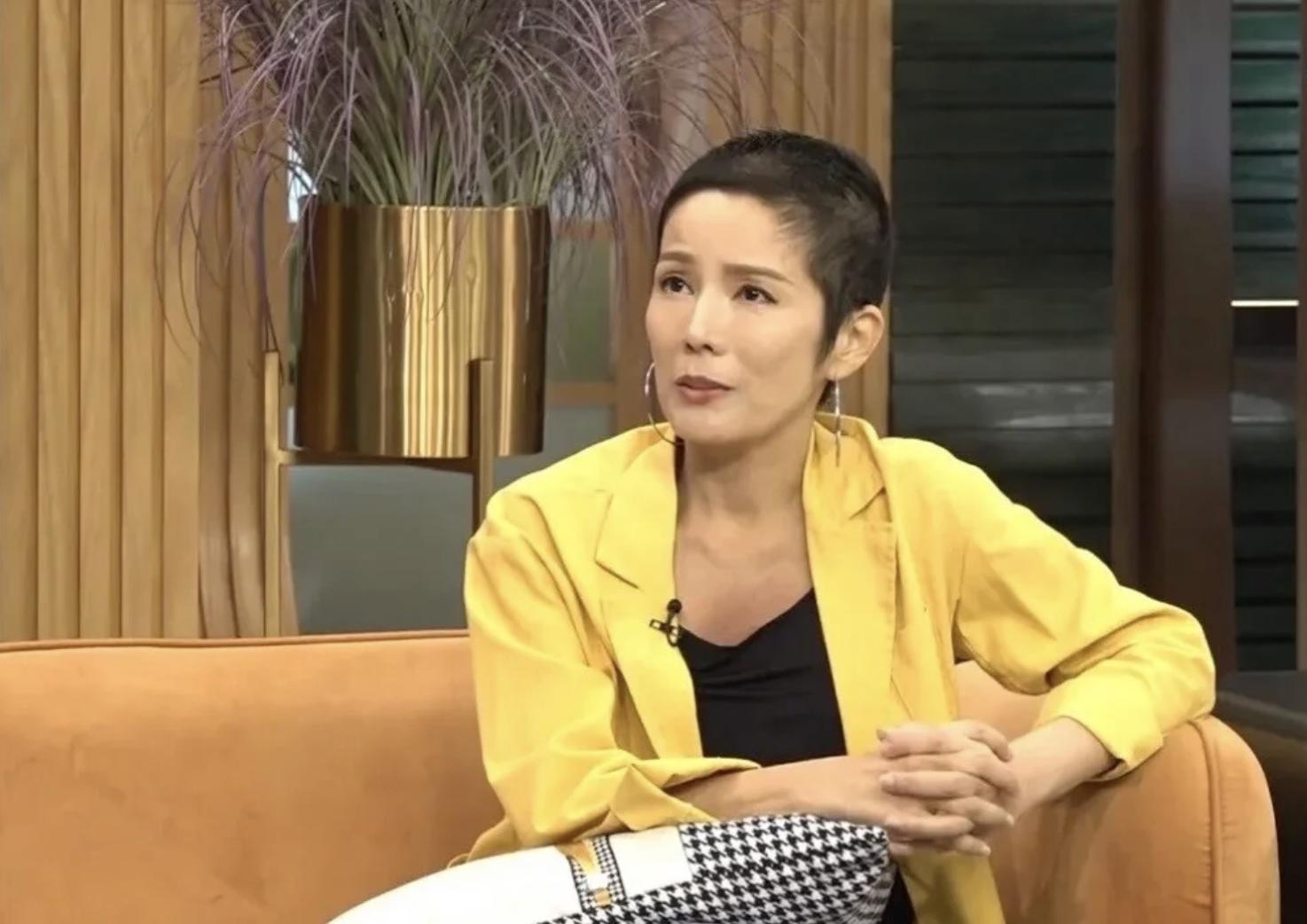 51岁癌末港姐生前追思会现场,与闺蜜开香槟看旧照,大家笑着告别