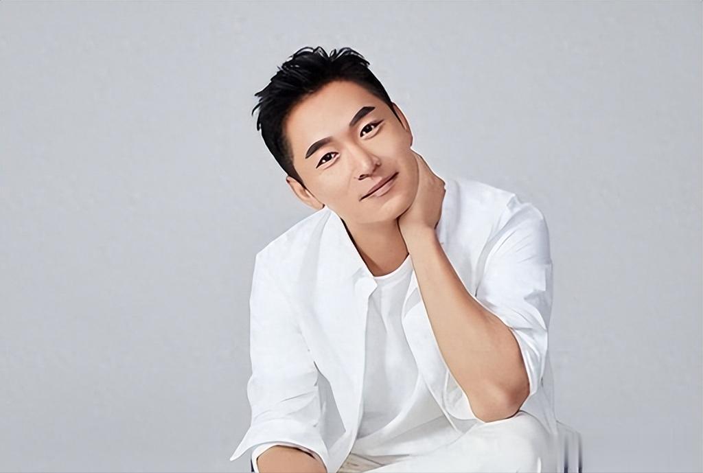 他是上海著名演员，比陆毅帅，比刘恺威演技好，出道30年始终不火