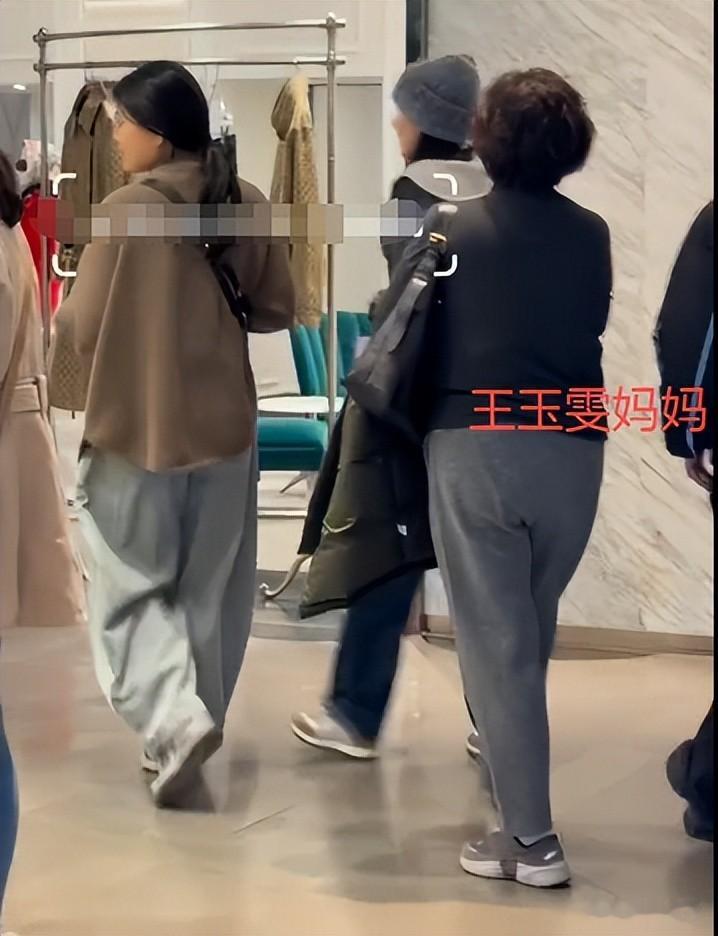 王玉雯被曝分手后现身巴黎!素颜满脸疲惫,母亲跟在身后默默陪伴