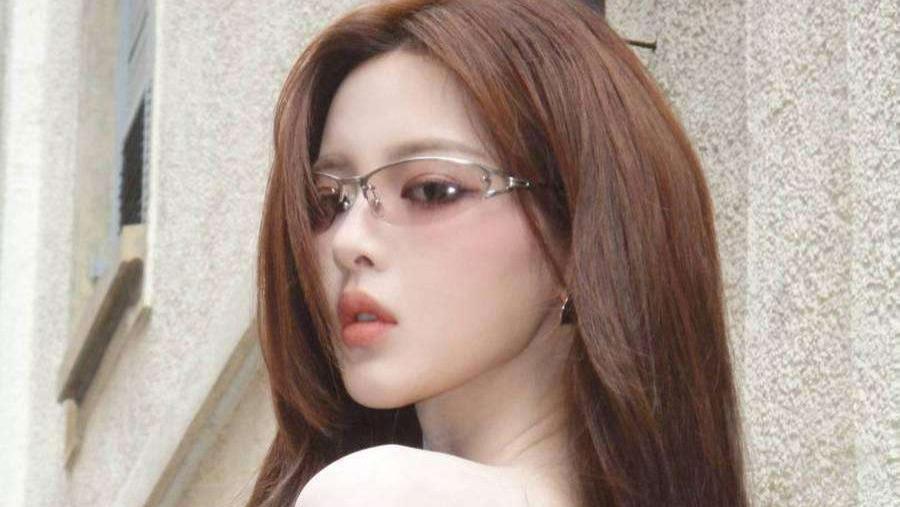 杨超越身穿黑色露肩开叉紧身长裙曲线玲珑