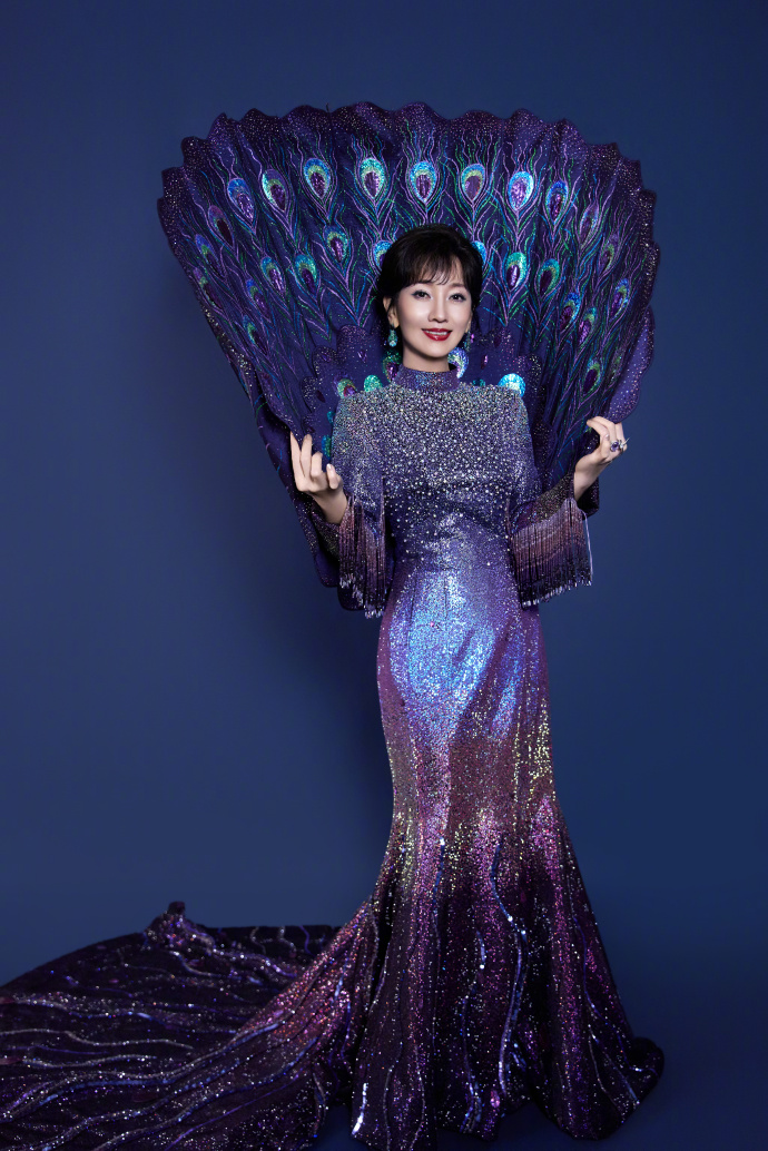 赵雅芝老婆今日穿着紫色鎏金裙，成熟女性的温婉和贵气拉满
