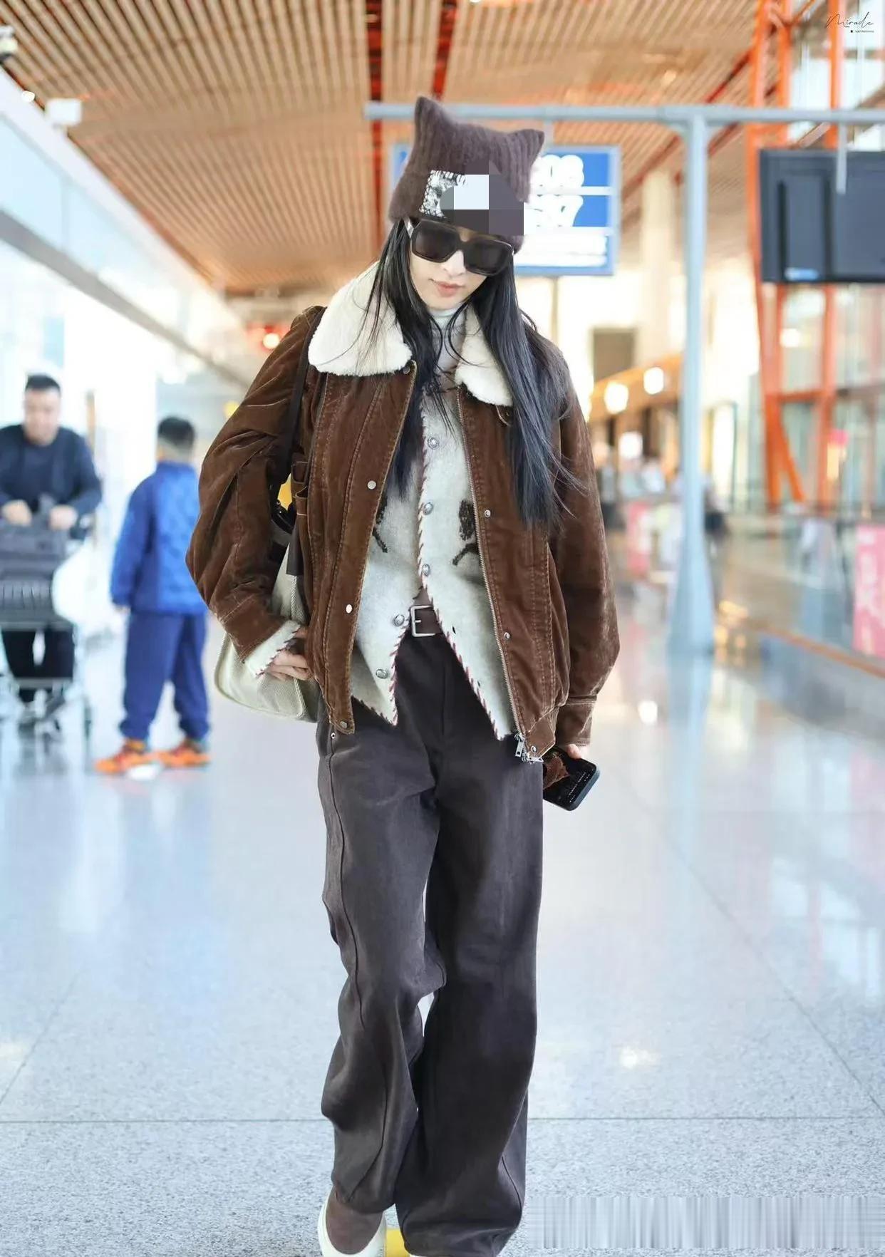 张俪机场私服真时髦！棕色毛领外套+针织衫+阔腿裤，高级又洋气！