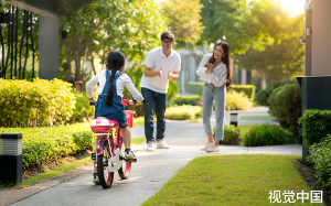 妻子用假结婚证骗我7年，和情人领了证，我亮明身份让她下跪