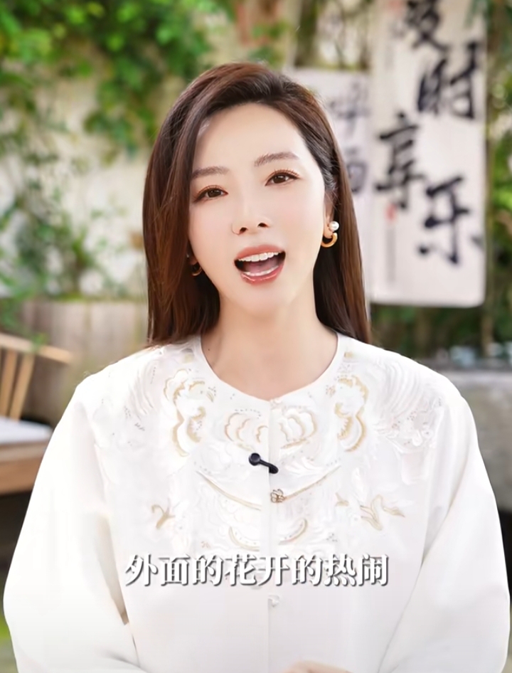 李思思一袭素白刺绣衫，知性优雅，畅谈春日雅事氛围感拉满