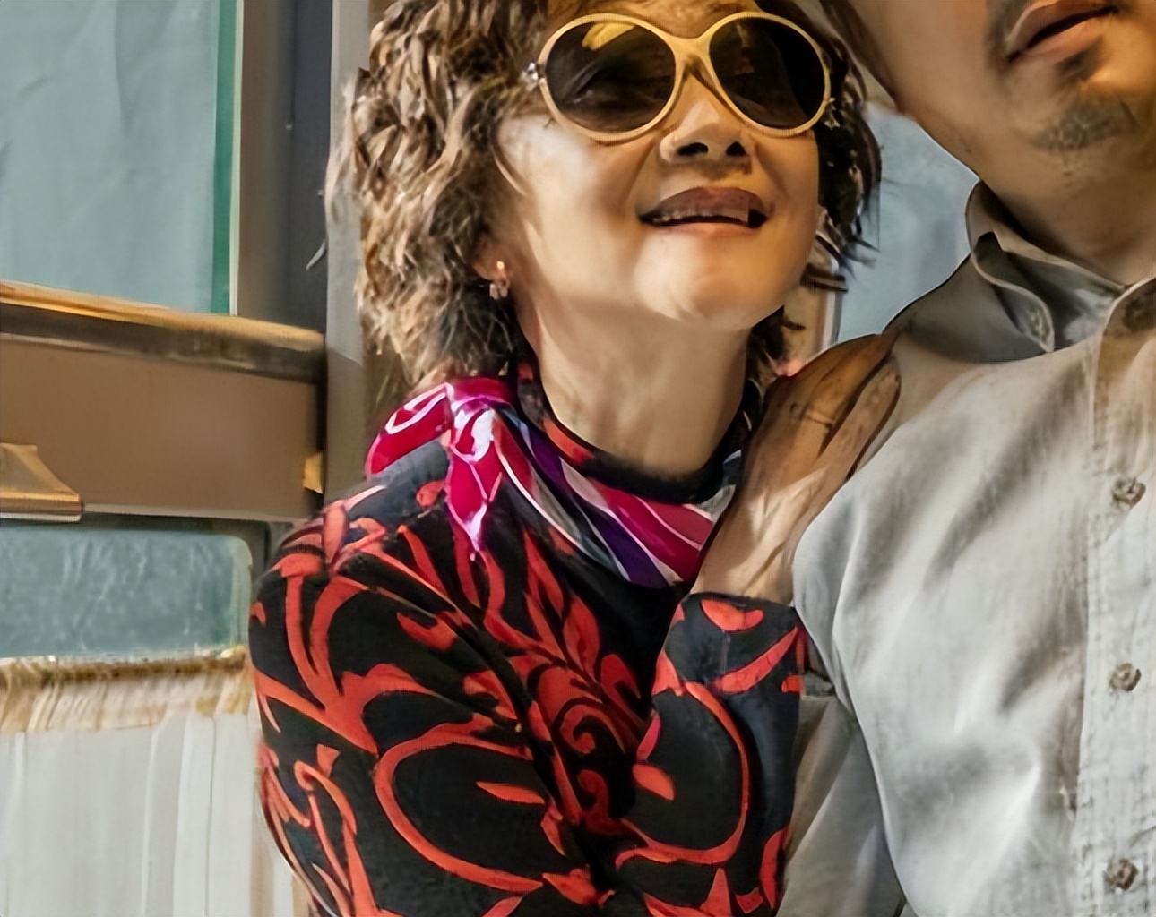 如今隐居上海的黄梅莹，和儿子彻底划清界限后，75岁越活越潇洒