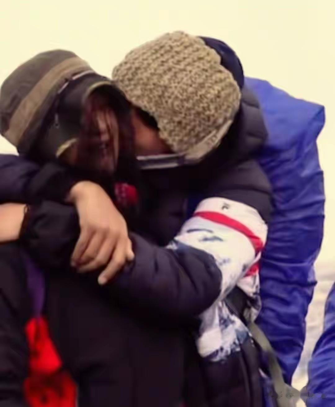 周迅陈坤聚会被拍，挽陌生男子手臂，关系亲密引猜测