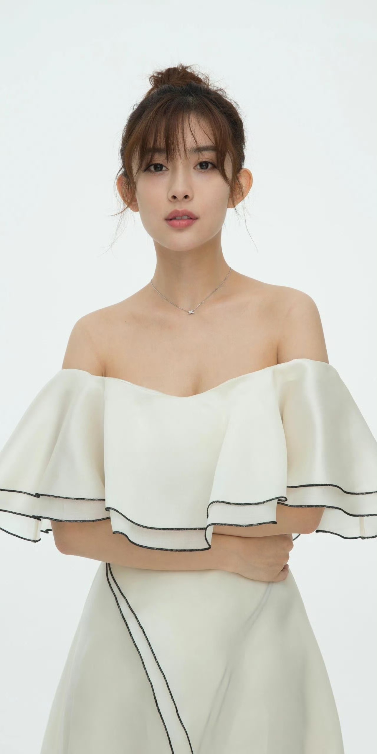 孟子义早期形象照，白裙锁骨好精致。