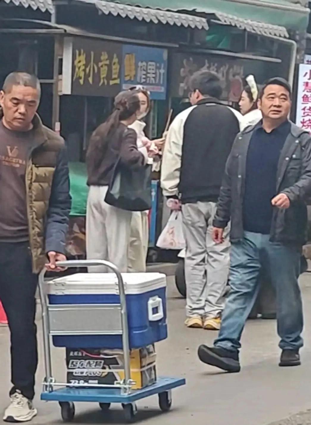 徐艺洋南充小吃街被偶遇，穿搭时尚，气质美丽！